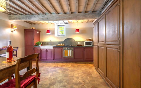 Casa Di Giulio: Møbel, Indretning, Køkken, Gulvbelægning, Cabinetry, Countertop, Træ, Loft, Etage, Køkken Apparat