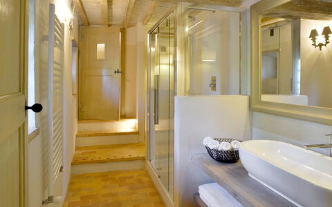 Casa Di Giulio: Indretning, Gulvbelægning, Etage, Badeværelse, Sanitærarmatur, Loft, Belysning, Værelse, Vvs, Lejlighed