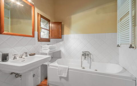 Casa Dell'ambasciatore: Badeværelse, Sanitærarmatur, Badekar, Gulvbelægning, Indretning, Etage, Tap, Håndvask, Vvs, Flise