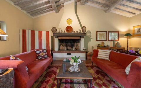 Casa Dell'ambasciatore: Møbel, Indretning, Gulvbelægning, Couch, Væg, Træ, Etage, Stue, Loft, Værelse