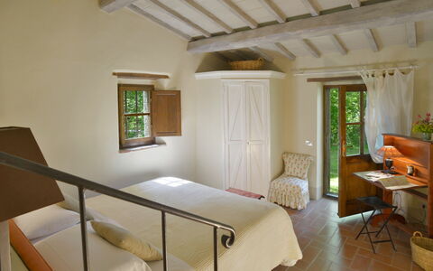 Casa Dell'ambasciatore: Møbel, Væg, Træ, Indretning, Gulvbelægning, Etage, Loft, Hjem, Soveværelse, Seng