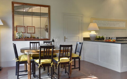 Casa Dell'ambasciatore: Møbel, Indretning, Væg, Gulvbelægning, Træ, Bord, Etage, Køkken & Spisebord, Spisestue, Belysning