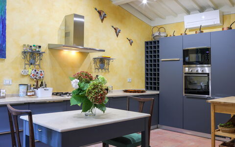 Villa Bacco: Møbel, Indretning, Gulvbelægning, Køkken, Træ, Countertop, Etage, Køkken Apparat, Hjem, Belysning