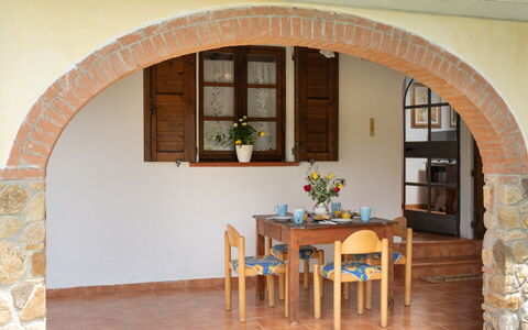 Villa Il Cipresso: Bord, Møbel, Vindue, Bygning, Træ, Stueplante, Plante, Stol, Indretning, Hus