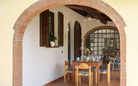 Villa Il Cipresso: Møbel, Bord, Blomsterkrukke, Blomst, Stueplante, Plante, Træ, Bygning, Vindue, Stol