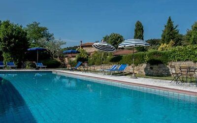 La Fonte Di Trequanda: Vand, Plante, Himmel, Svømmepøl, Træ, Udendørs Møbler, Stol, Bygning, Badeby, Fritid