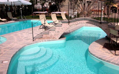 Monastery Guest House: Vand, Plante, Svømmepøl, Azure, Træ, Udendørs Møbler, Aqua, Fritid, Kompositmateriale, Fritid