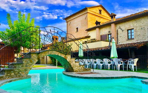 Monastery Guest House: Sky, Vand, Himmel, Ejendom, Bygning, Plante, Vindue, Blå, Azure, Grøn