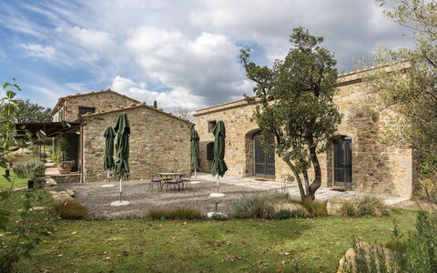 Sequerciani: Ruiner, Ejendom, Bygning, Arkitektur, Hus, Træ, Landdistrikt, Estate, Græs, Kirke