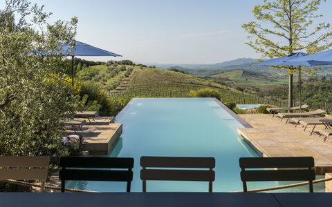 Sequerciani: Svømmepøl, Ejendom, Arkitektur, Træ, Hus, Ejendom, Fritid, Bygning, Ferie, Skygge