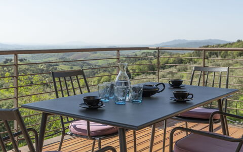 Sequerciani: Ejendom, Bord, Møbel, Værelse, Hus, Ejendom, Udendørs Bord, Dæk, Kaffebord, Tag