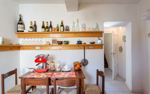 Casa Alice: Værelse, Hylde, Møbel, Ejendom, Indretning, Hus, Køkken, Reoler, Bygning, Etage