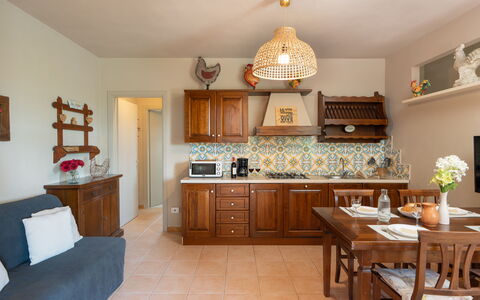 Calanchi Apartments: Møbel, Indretning, Træ, Gulvbelægning, Cabinetry, Loft, Etage, Værelse, Belysning, Køkken