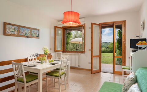 Calanchi Apartments: Møbel, Indretning, Træ, Bord, Gulvbelægning, Stol, Værelse, Hjem, Spisestue, Belysning