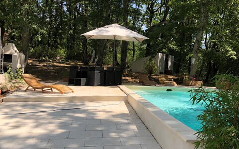 Villa La Casa Bianca: Plante, Ejendom, Svømmepøl, Skygge, Vand, Træ, Udendørs Møbler, Paraply, Fritid, Arecales