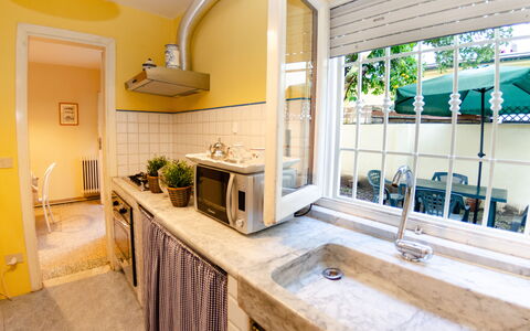 Angelina: Ejendom, Værelse, Countertop, Bygning, Indretning, Hus, Møbel, Ejendom, Gul, Køkken