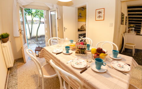 Angelina: Værelse, Ejendom, Møbel, Bord, Indretning, Bygning, Spisestue, Hus, Ejendom, Hjem