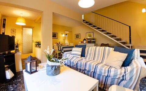 Angelina: Værelse, Ejendom, Møbel, Bygning, Indretning, Stue, Ejendom, Hjem, Hus, Suite