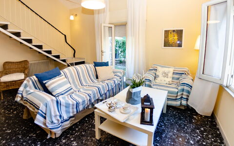 Angelina: Værelse, Møbel, Ejendom, Stue, Indretning, Blå, Gul, Bygning, Soveværelse, Ejendom