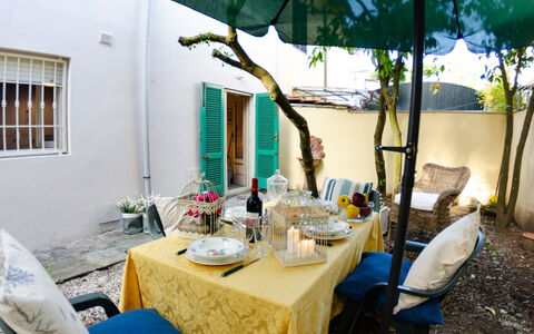 Angelina: Ejendom, Værelse, Turquoise, Møbel, Hus, Bord, Ejendom, Gårdhave, Bygning, Backyard