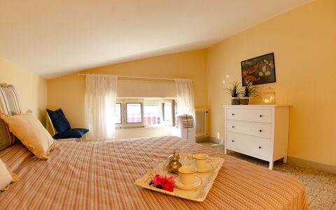 Angelina: Værelse, Ejendom, Møbel, Indretning, Etage, Stue, Gul, Bygning, Loft, Hus