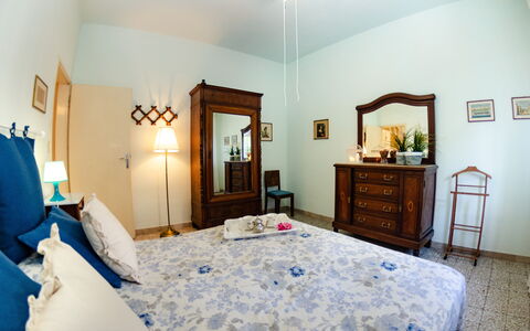 Angelina: Soveværelse, Værelse, Møbel, Ejendom, Seng, Indretning, Sengetøj, Bygning, Etage, Loft