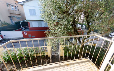 Angelina: Ejendom, Gelænder, Ejendom, Hus, Bygning, Hjem, Boligområde, Altan, Træ, Værelse