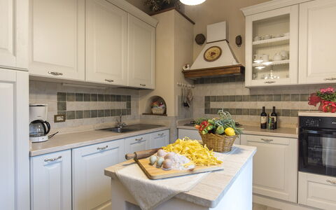 Villa Manuela: Cabinetry, Countertop, Ejendom, Mad, Køkken Apparat, Bygning, Køkken, Komfur, Indretning, Husholdningsapparat