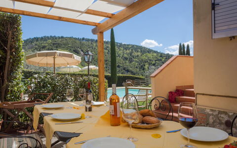 Villa Manuela: Ejendom, Bygning, Ejendom, Værelse, Hus, Udvej, Gårdhave, Ferie, Villa, Veranda