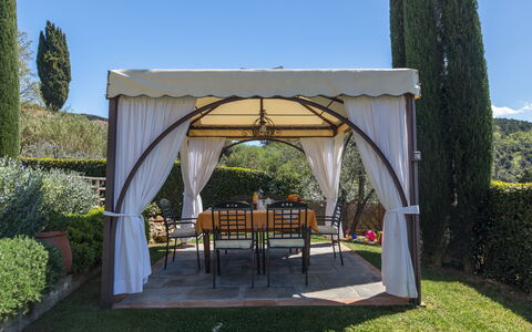 Villa Manuela: Ejendom, Pergola, Pavilion, Bygning, Baldakin, Botanik, Skygge, Hus, Ejendom, Have