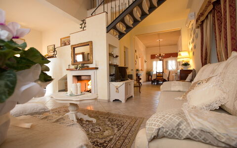 Villa Manuela: Ejendom, Værelse, Indretning, Bygning, Møbel, Hus, Stue, Soveværelse, Ejendom, Hjem