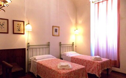 Villa Sandra: Værelse, Seng, Soveværelse, Møbel, Ejendom, Bygning, Indretning, Bed Frame, Sengetøj, Væg