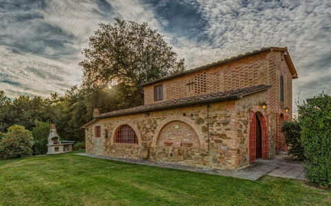 La Rimessa: Ejendom, Bygning, Hjem, Hus, Estate, Ejendom, Himmel, Arkitektur, Græs, Træ