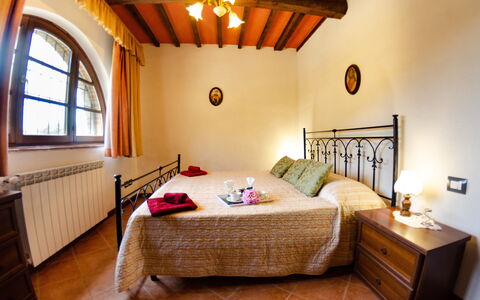 Podere Di Mero Casolare: Møbel, Ejendom, Vindue, Bygning, Komfort, Træ, Indretning, Belysning, Etage