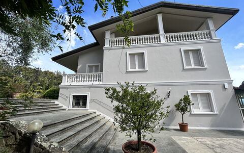 Villa Alfresco: Boligområde, Hjem, Hus, Tag, Sommerhus, Estate, Sidespor, Veranda, Altan, Skygge