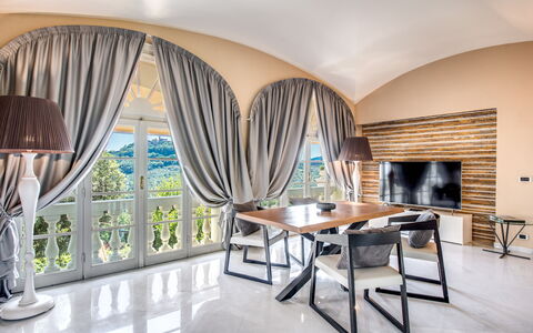 Villa Alfresco: Møbel, Indretning, Couch, Gulvbelægning, Etage, Belysning, Stue, Bord, Loft, Hjem