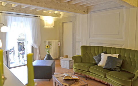 Appartamento Tommasi Fierli: Stue, Værelse, Ejendom, Møbel, Indretning, Bygning, Gul, Loft, Hus, Væg