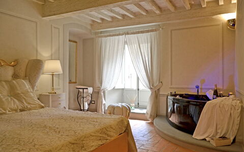 Appartamento Tommasi Fierli: Værelse, Møbel, Soveværelse, Seng, Ejendom, Indretning, Sengetøj, Bed Frame, Gardin, Suite