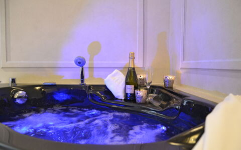 Appartamento Tommasi Fierli: Jacuzzi, Blå, Værelse, Ejendom, Tap, Badekar, Vand, Sanitærarmatur, Badeværelse, Håndvask