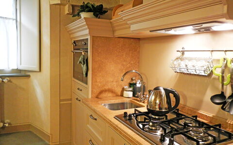 Appartamento Tommasi Fierli: Countertop, Værelse, Håndvask, Køkken, Cabinetry, Ejendom, Møbel, Komfur, Indretning, Bygning