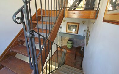 B&b Castello Di Tresana: Trappe, Gelænder, Jern, Baluster, Ejendom, Hårdttræ, Værelse, Træ, Etage, Metal