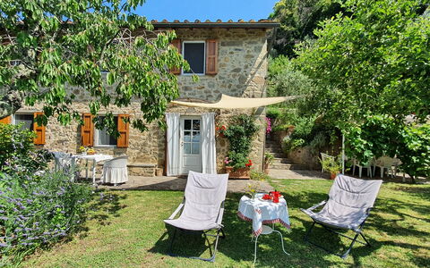 La Casa Del Sole: Plante, Bygning, Ejendom, Vindue, Stol, Træ, Hus, Dør, Himmel, Udendørs Møbler