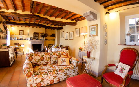 La Casa Del Sole: Ejendom, Værelse, Bygning, Møbel, Stue, Hus, Ejendom, Loft, Indretning, Hjem