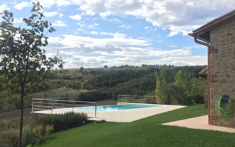 Casale De Conti: Ejendom, Græs, Land Lot, Naturlige Landskab, Lawn, Sport Venue, Himmel, Hus, Ejendom, Hjem