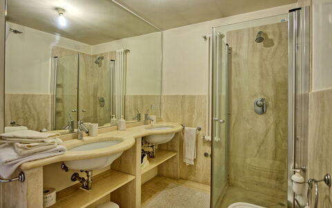 Palazzo Del Capitano: Badeværelse, Værelse, Ejendom, Sanitærarmatur, Indretning, Væg, Badeværelse Tilbehør, Bygning, Ejendom, Hus