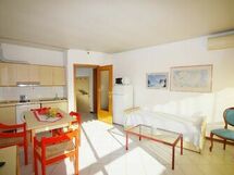 residence-leopardi-marina-di-pietrasanta-apartment-living-room