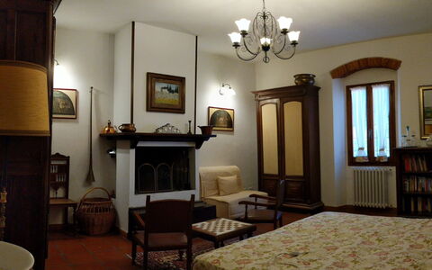 Agriturismo Il Giaggiolo without Pool: Værelse, Møbel, Indretning, Ejendom, Bygning, Loft, Belysning, Lysarmatur, Stue, Væg