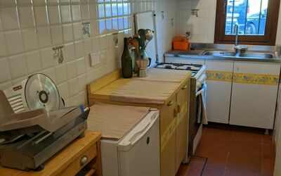 Gottino: Værelse, Countertop, Ejendom, Køkken, Cabinetry, Møbel, Etage, Flise, Større Bandage, Bygning