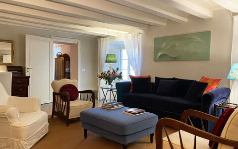 Il Mezzanino: Stue, Værelse, Møbel, Indretning, Ejendom, Bygning, Loft, Etage, Bord, Væg