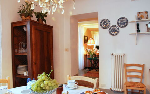 Il Mezzanino: Værelse, Spisestue, Ejendom, Møbel, Indretning, Bord, Hus, Hjem, Ejendom, Bygning